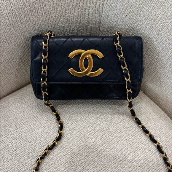 Authentic CHANEL black lambskin bicolor crossbody gold hardware - Picture 2 of 15